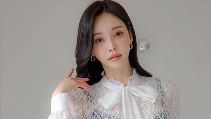 唯遇佳人夜未央，独酌开心玉影长，胜雪白衣尘不染，如笺红叶恋犹藏