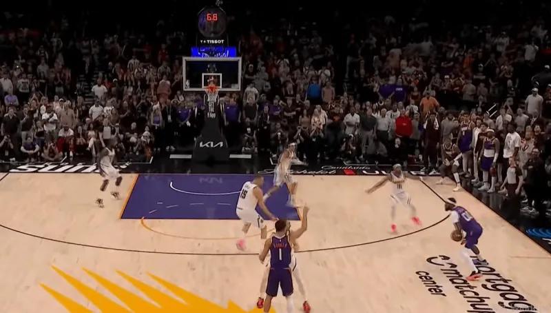 看看最后一球，今天喷布克的绝对串子

第一时间战术就没跑好，布克接球就踉踉跄跄，