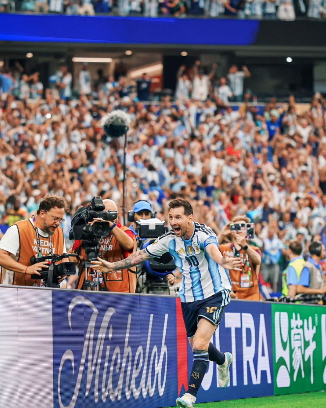 世界杯群星闪耀时：

🇦🇷 梅西 : 28场18球
🇩🇪 克罗泽 : 2