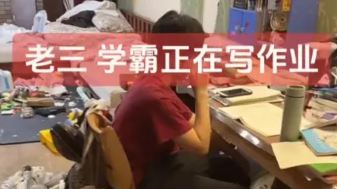 家长晒三个学霸孩子，网友却盯着他家背景看：这分明是废品站！