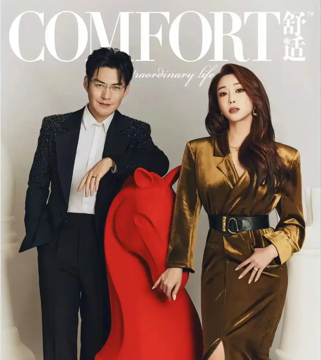 严屹宽与杜若溪合体拍写真！夫妻俩互动亲昵感情甜蜜