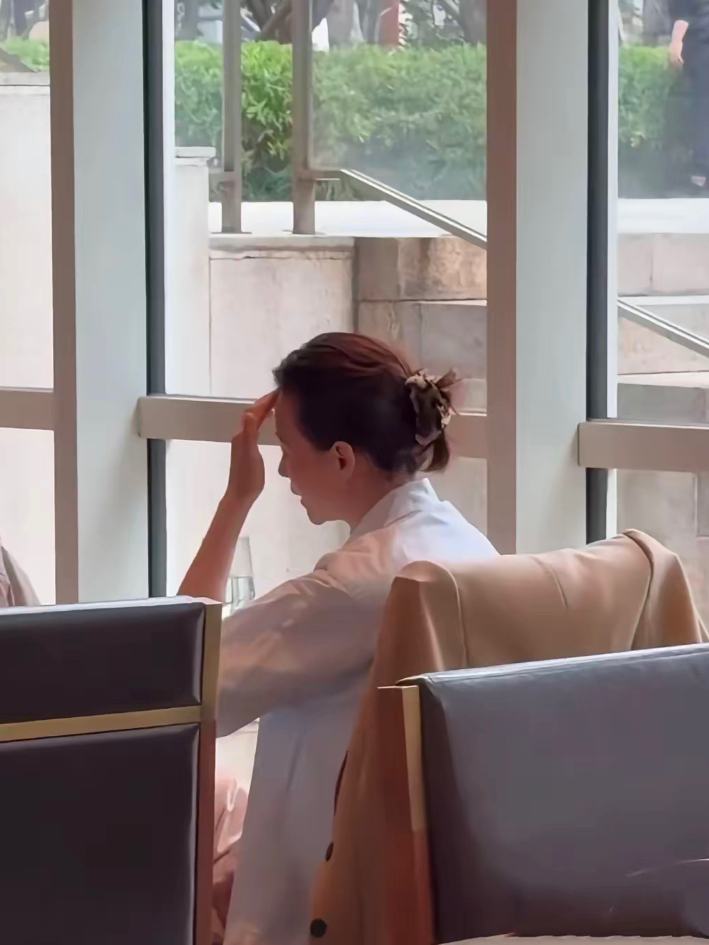 最近有网友在餐厅偶遇董卿，穿着简约的素色外套，素面朝天没带任何保镖助理，独自排队