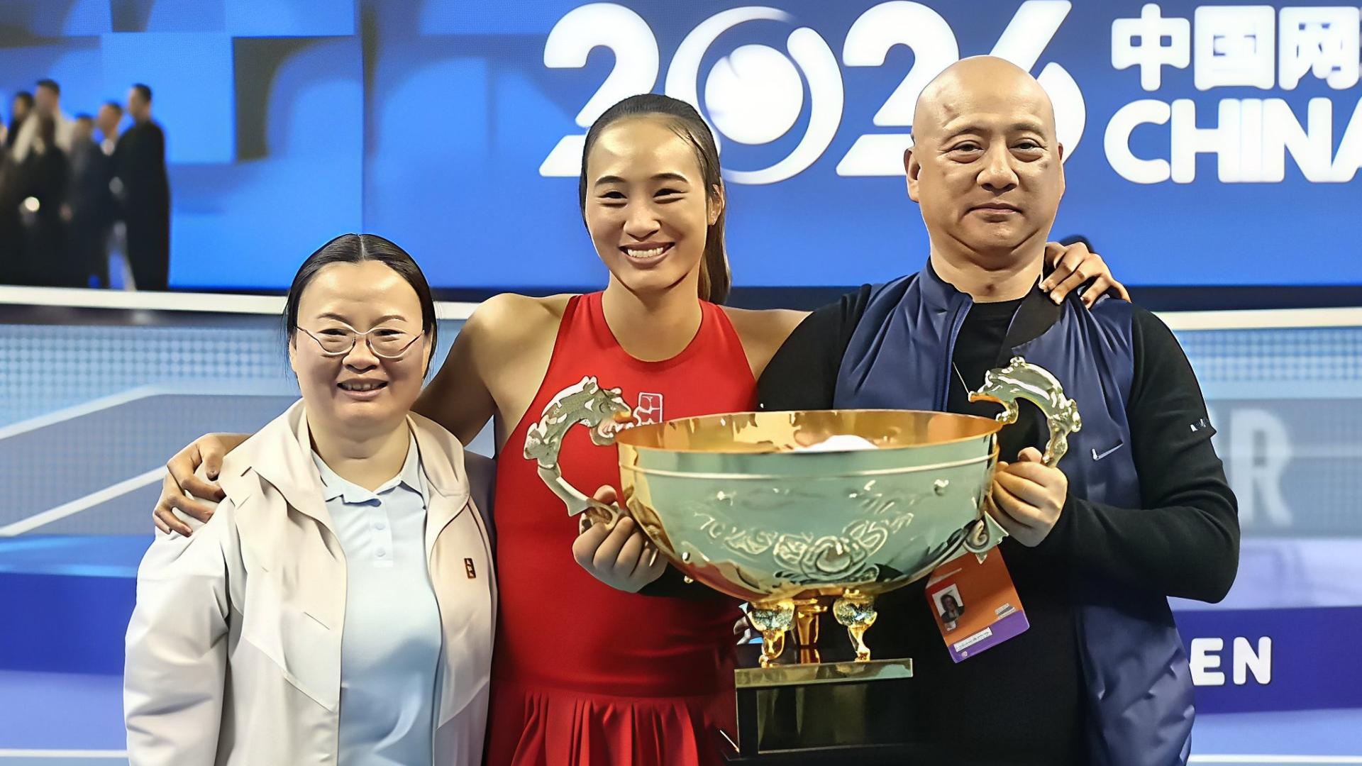郑钦文3年挣4.74亿！她不出成绩父母烦恼，打成富姐双亲又有忧虑