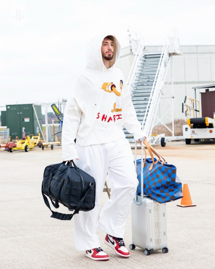 申京的表现如何，直接决定了火箭队在季后赛里能不能走更远。我们知道，之前火箭队和勇