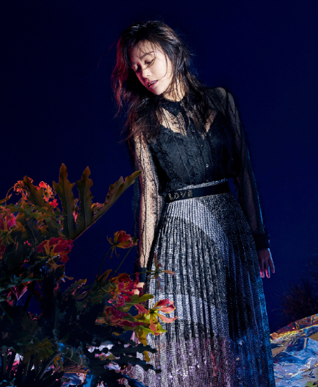 这次的服装设计也很漂亮，写真照片很给力