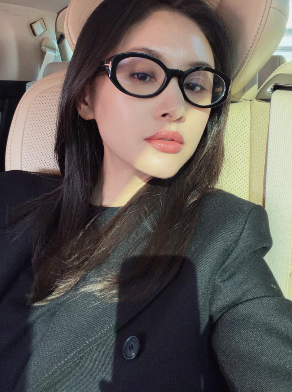 王子文最新照片太美了
全黑造型slay全场！王子文用西装演绎利落格调，眼镜与墨镜