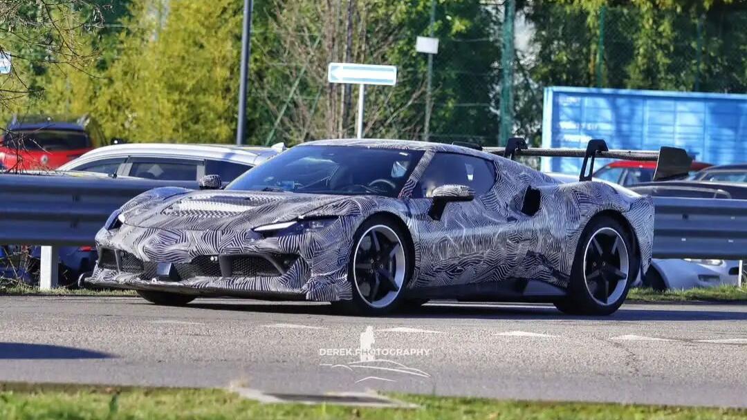 一台硬核法拉利正在上路测试，可能是296 Challenge Stradale