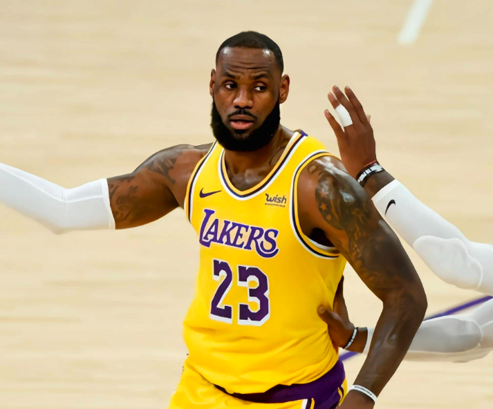 詹姆斯虽然单打技术不如杜兰特，但比赛影响力比杜兰特大太多了
两个人风格差异是真明