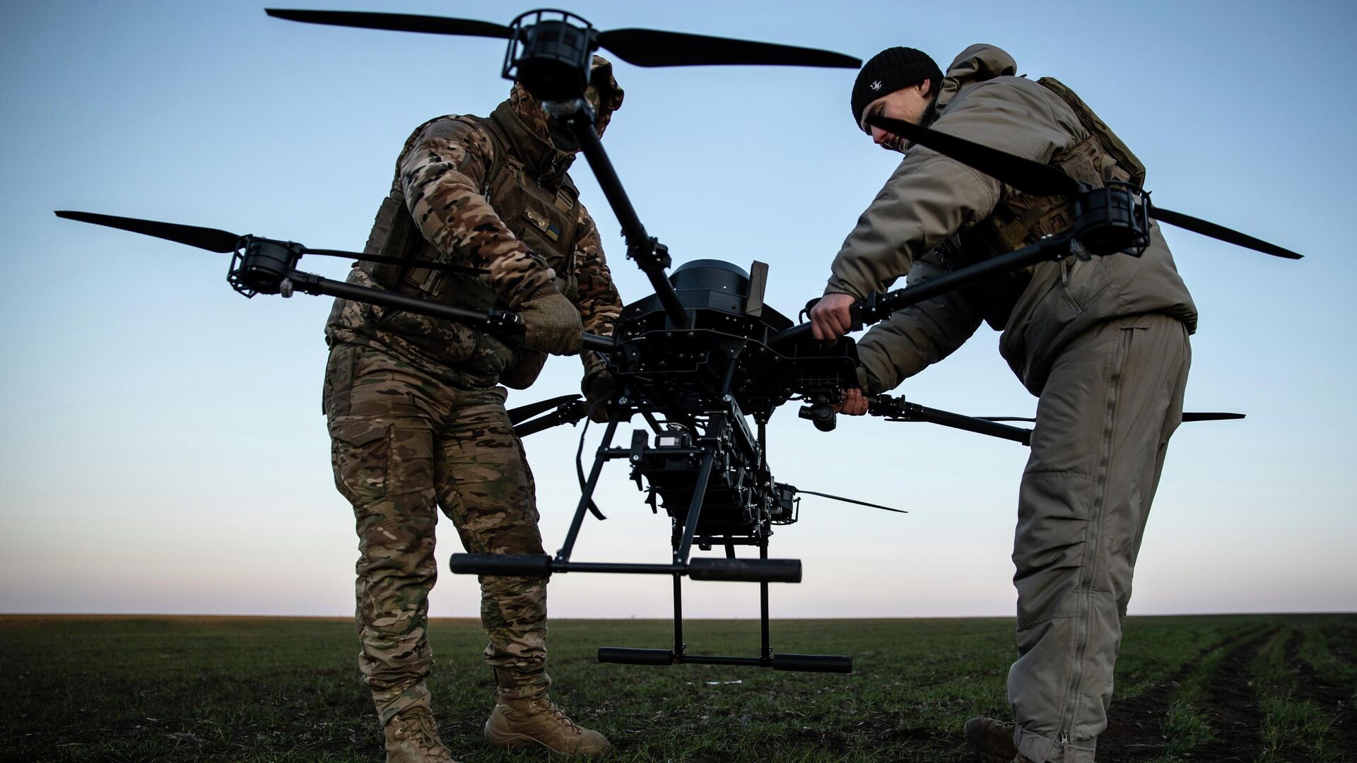 空中“劝降书”！乌军无人机喊话红军村：俄军成队出来投降