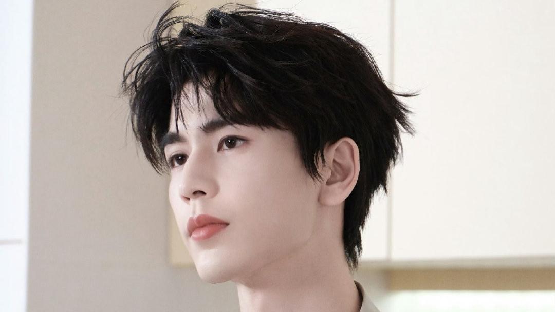 代拍眼中的张凌赫：颜值只是底色，反差魅力才是圈粉密码