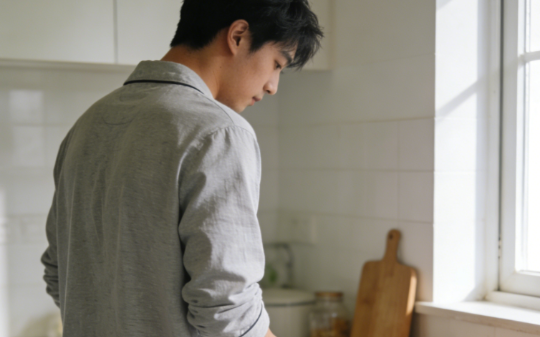 丈夫偷偷跟我办了离婚，我没声张，转天他回家看着被搬空的顶层公寓，呆愣三秒后瞬间瘫坐在地