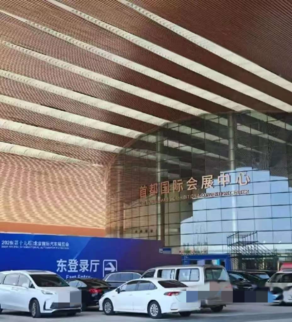 逛完北京车展，我最大的感受就是疯狂。
现在谁要是脑子一热去提车，真容易成大冤种。