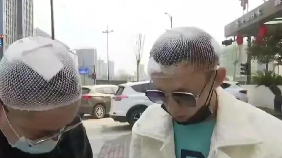 顾客结账要求打折，老板和朋友动手把对方打进了医院