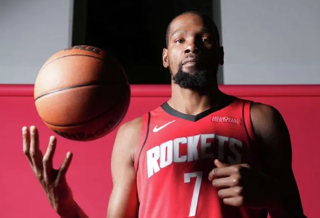 美媒BGNHoops更新动态，晒出NBA历史得分榜：
1. 勒布朗-詹姆斯（43