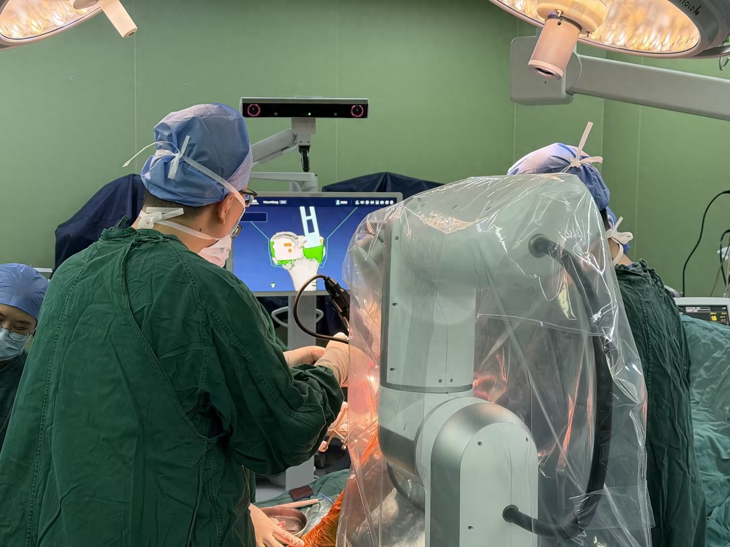 毫米级精度展“巧手”！国产自研机器人助力完成高难度换膝手术