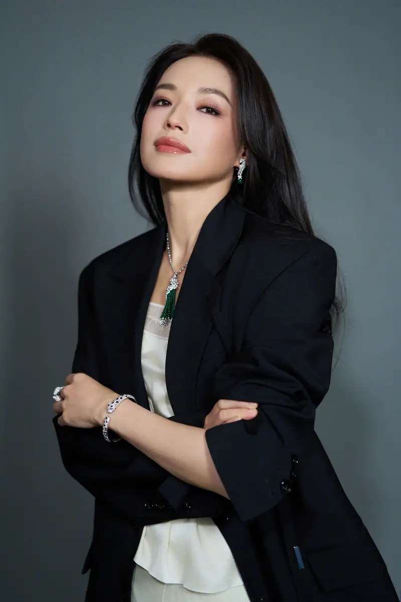 舒淇戴精致珠宝妆容大气 穿黑装精英气质尽显