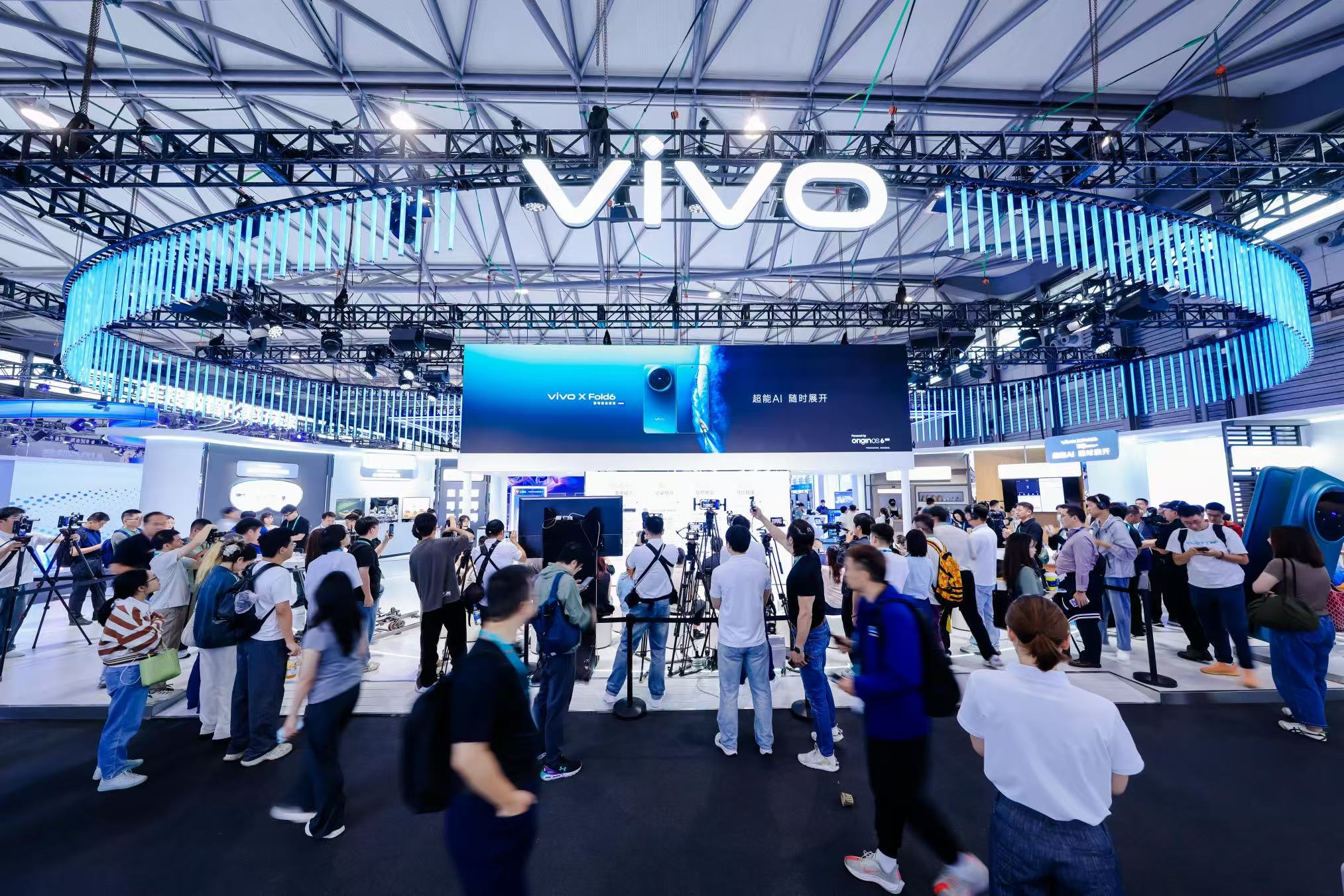 vivo XFold6现场上手体验：展开的不只屏幕，还有 A