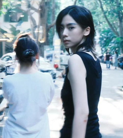 这波“斩女款”上新，质量有点高！王晓赟子身上那种不刻意讨好、自带氛围感的特质，恰