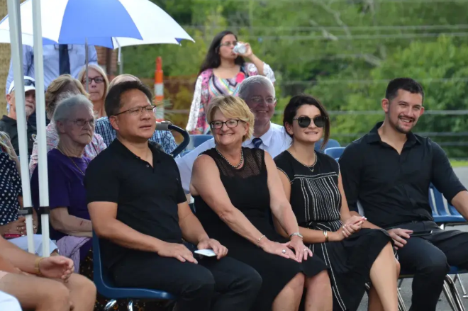 英伟达老板黄仁勋这两年火得不行
但有人注意到一个有意思的事：黄仁勋是地地道道的华