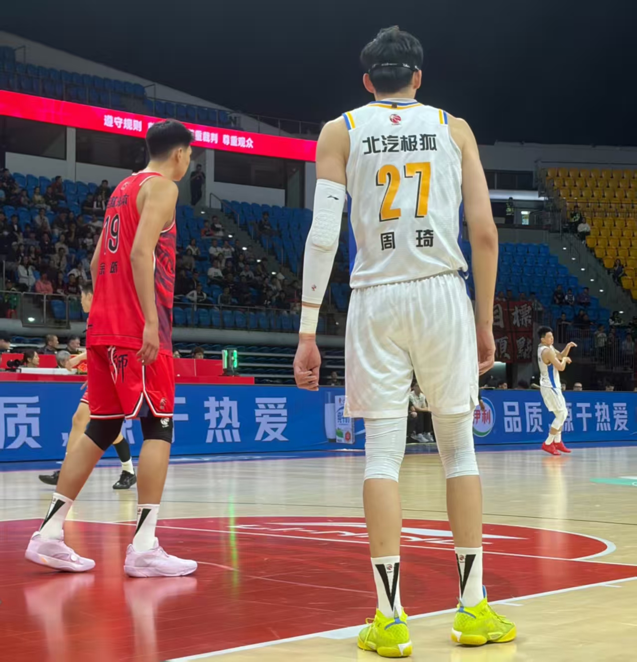 北京一波流拿下广州，徐昕面对北京双塔可圈可点，麦基飞天遁地