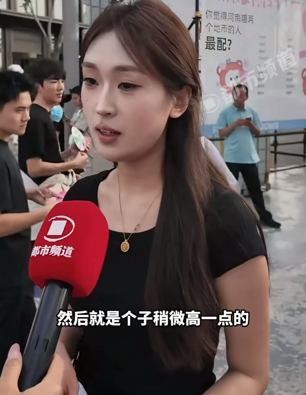 大龄剩女已经泛滥成灾了！郑州金融岛的相亲角，一群30-45岁的女性来相亲，比来相