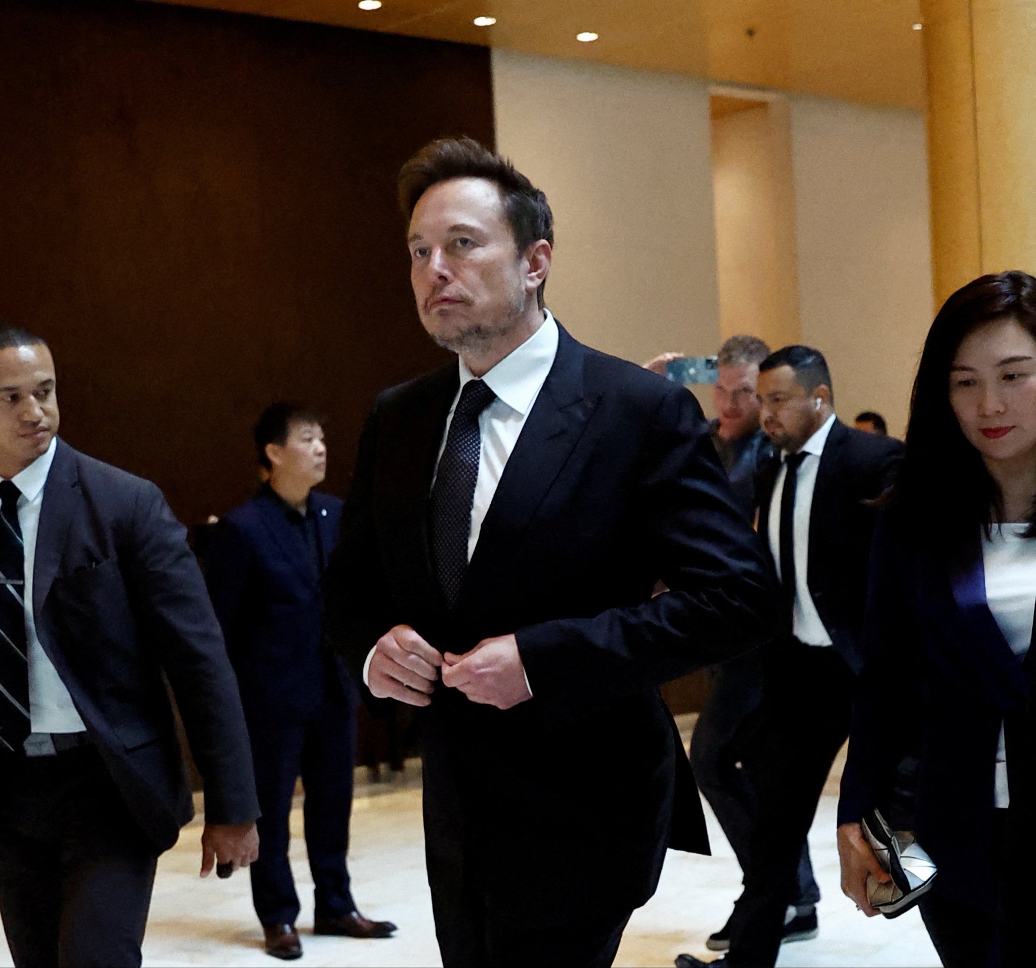 马斯克：正在前往北京的空军一号上～
