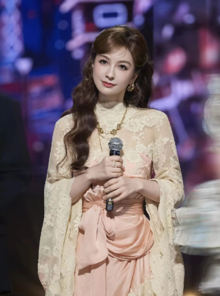 吴昕越来越漂亮了，她鼻子很高，确实很适合混血妆，往这个路线焊死吧！