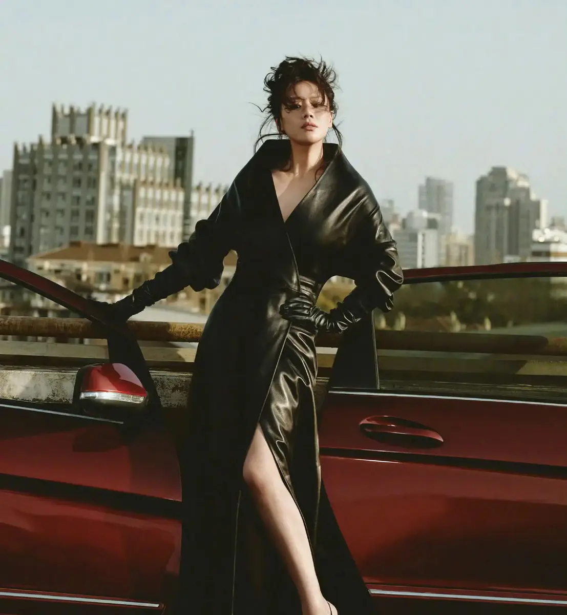 马思纯穿搭松弛神态冷艳 卷发造型演绎酷飒都市风情