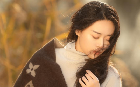 女友追了我520天，只因看错我坐迈巴赫下车，得知我家是包租婆后她疯了
