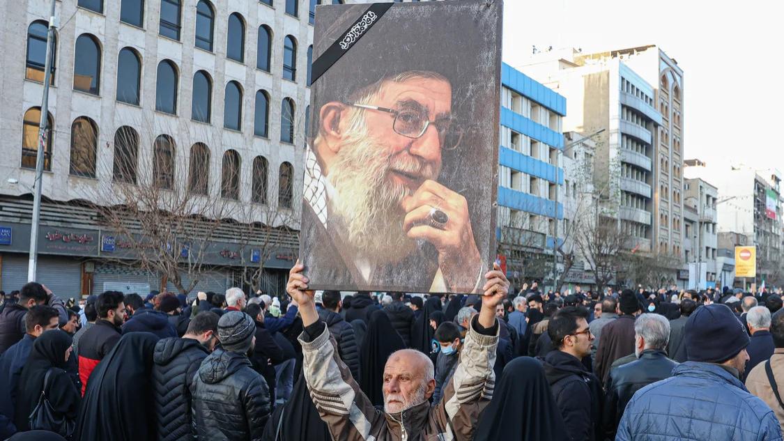 摩萨德黑进德黑兰的摄像头，直播了哈梅内伊的最后两小时