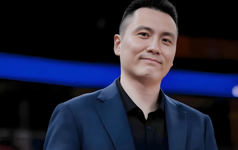 刘炜表扬卢伟！
与上海男篮的第三场比赛上半场，北京男篮在进攻端全面哑火！双方的分