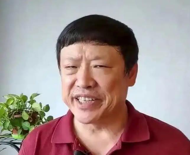 项立刚与胡锡进，谁更成功？胡锡进正规本科，北外硕士，而项立刚中专，后考入人大硕士