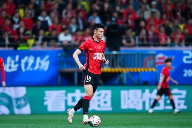 韩鹏飞本赛季受到的待遇，与上赛季相比是天壤之别……

上赛季，韩鹏飞顶着国脚的光