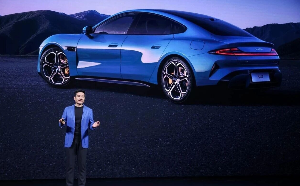 SU7和舒淇，昨天直播闪亮登场，惊艳群芳。SU7两岁了，换了新装，车内也进行了部