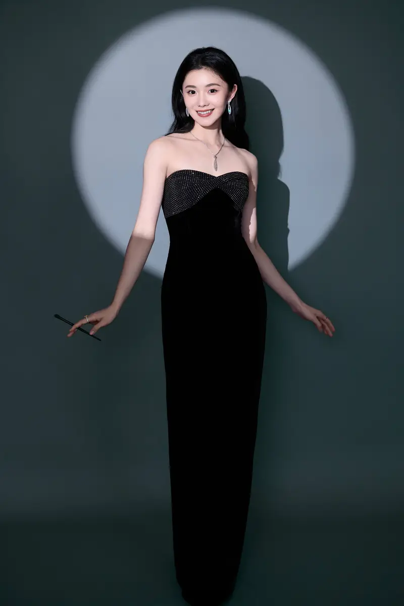 刘浩存穿黑丝绒长裙贵气十足 笑容大方气场自信又优雅