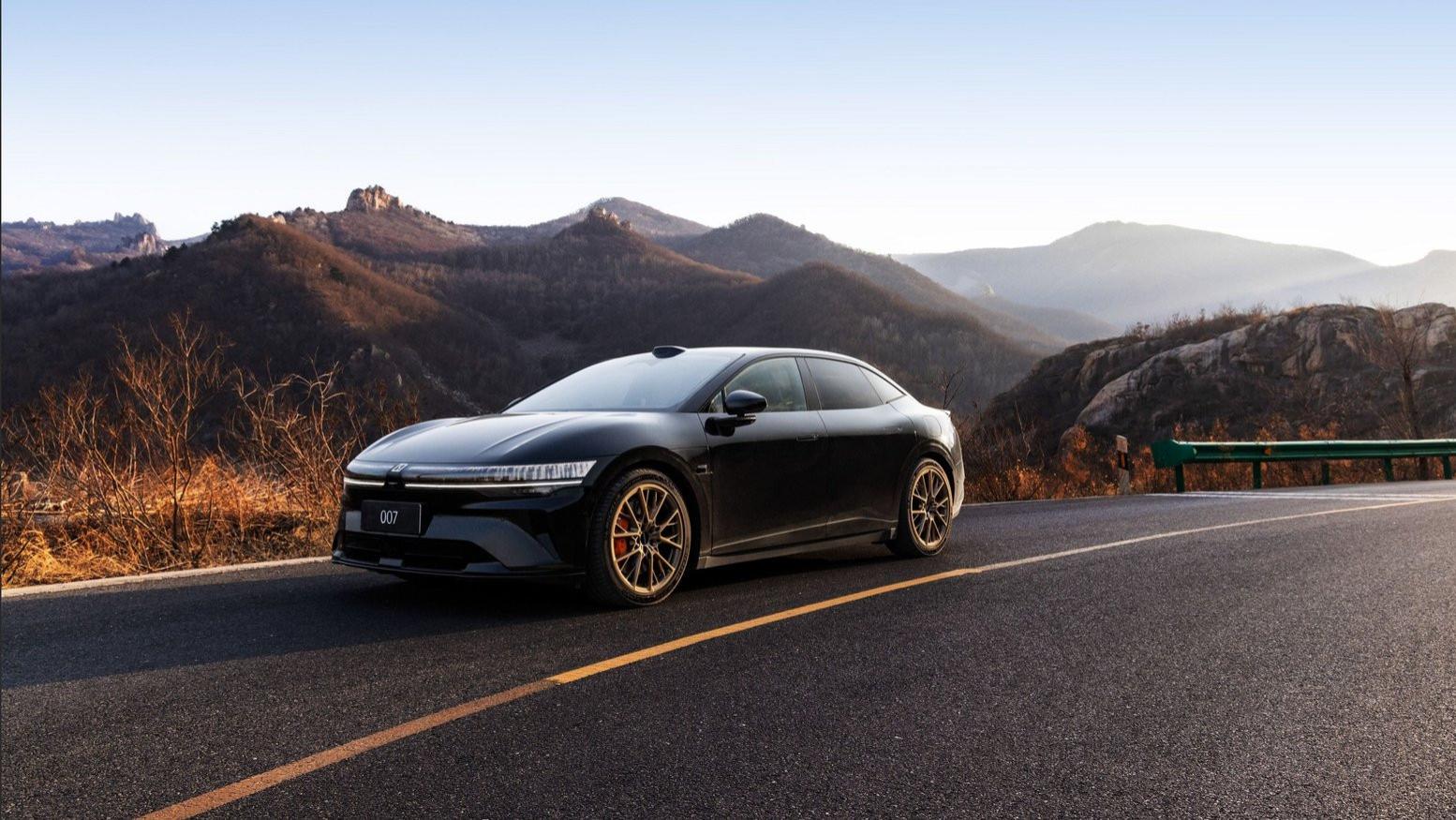 双车齐发猎装再封神 极氪把六边形战士的短板彻底焊死了