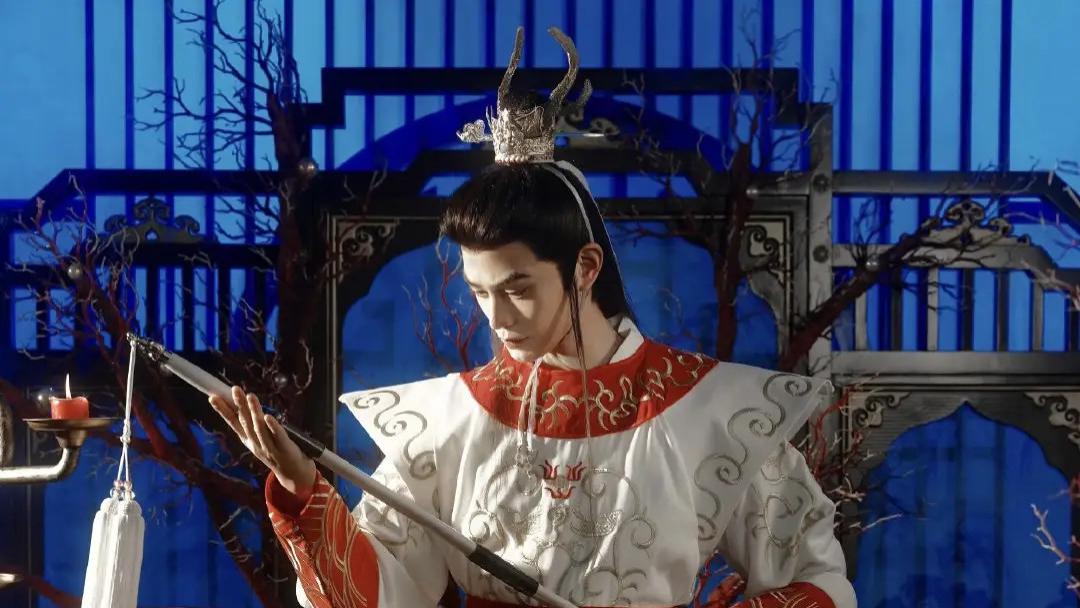 丁禹兮“白龙马”造型引热议！马年开年即出圈，这波操作太秀