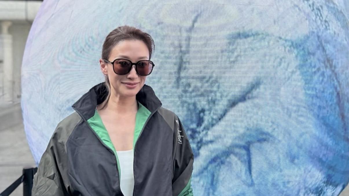 谢婷婷回国看谢霆锋演唱会，与7岁女儿坐观众席，母女自拍好开心