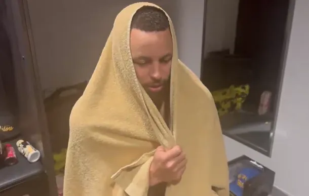 NBA常规赛勇士118-124不敌国王。

赛后库里接受了采访，谈到本场扭到了脚