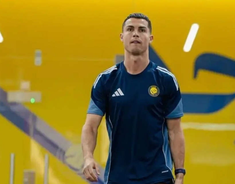 C罗或缺阵一个月！
知名记者罗马诺透露，C罗的腿筋伤情经医生详细检查后，预计需要