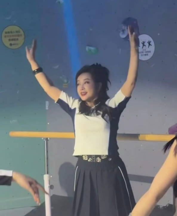 75岁的刘晓庆冲上了热搜
这一次不仅是娱乐圈，就连许多网友都不得不佩服起了刘晓庆