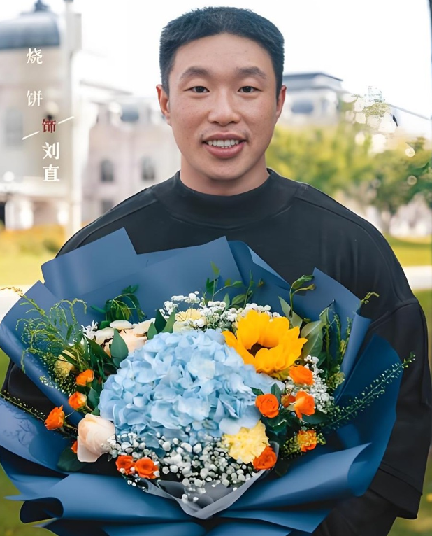 在烧饼发布的剧宣视频中，网友评论哥你演的笨贼是这部剧的灵魂

抢金店错把石头当和