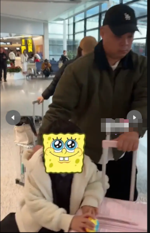 杨颖带着儿子现身上海机场！小海绵坐在行李箱上乖巧可爱