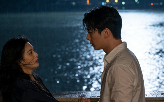 陪嫁六套江景大平层，婆婆却嫌我配不上儿子，大伯哥领证前夜，丈夫一把拉住我：千万别借房！