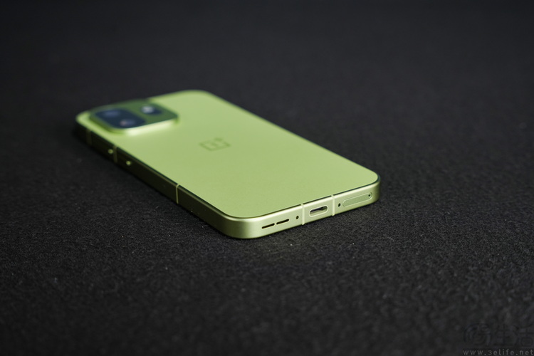 一加15T首发评测：“最强小屏旗舰”，调得还很激进