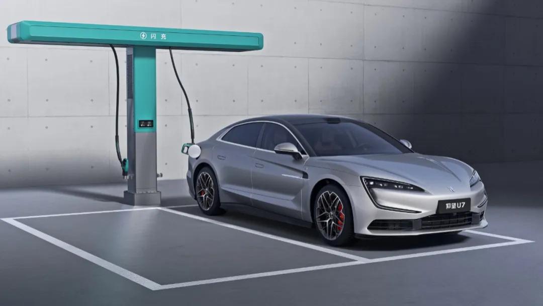 仰望2026款旗舰矩阵联袂上市，闪充技术赋能极致体验！