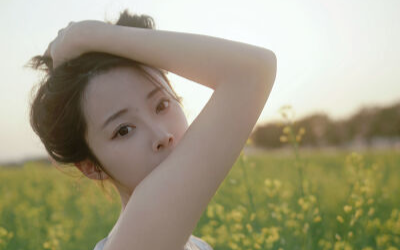 女儿的婚礼上，亲妈以死相逼让她拿出彩礼给弟弟买房，姐姐还没说话弟弟先急了！