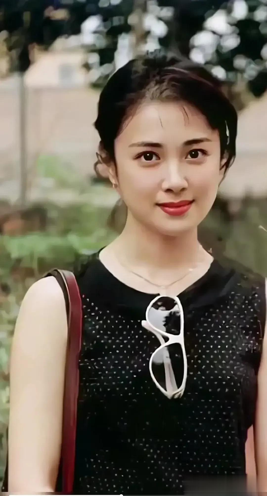 这个是90年代，年轻的傅艺伟，明眸皓齿，眉目如画， 年轻的时候傅艺伟确实漂亮！浓
