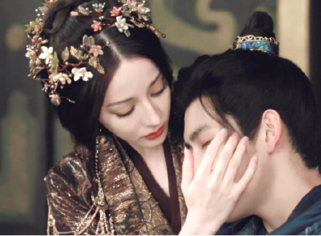 在时光的长河中，做一朵绽放的花，散发着迷人的芬芳