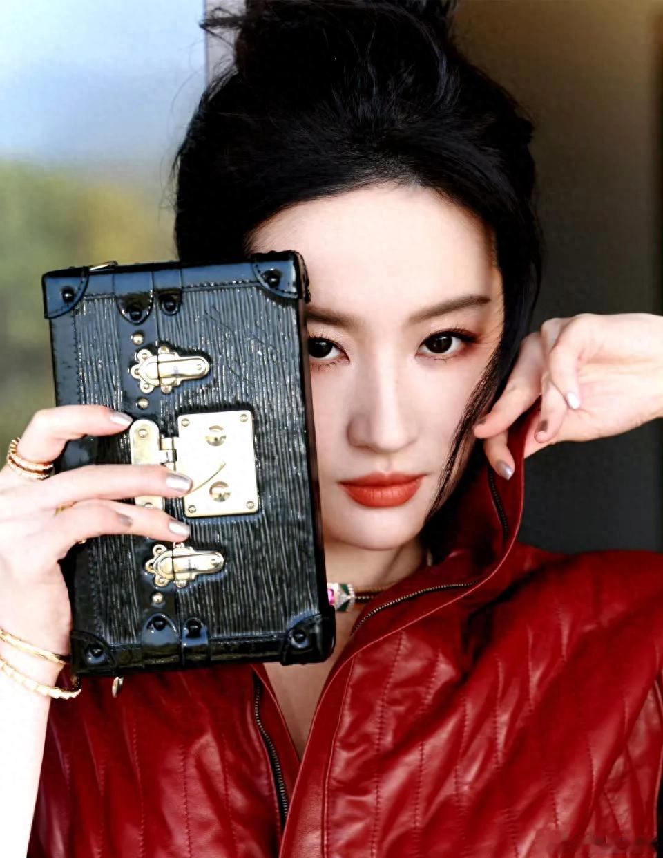 刘亦菲现身路易威登时尚活动 玉腿线条搭配短款皮靴吸睛